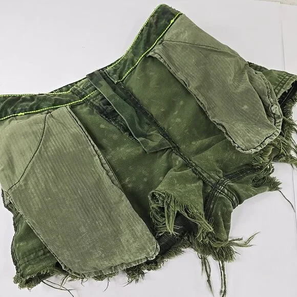 FREE PEOPLE WE THE FREE COMMANDER CAMO CARGO Cut-Off Shorts WOMEN'S SIZE 6 *EUC*